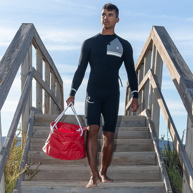 Shorty Double Zip Rivage Homme 4/3 noir avec le sac à combinaison étanche rouge - Saint Jacques Wetsuits