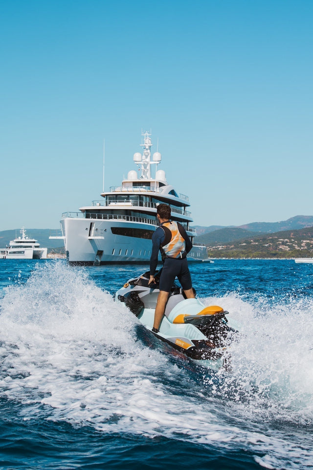 Rider sur un jet-ski avec un shorty néoprène Jet-ski