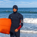 Base layer néoprène homme à cagoule porté en session de surf