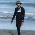 Intégrale Double Zip Rivage Homme noir portée avec le bob surf anti-UV kaki - Saint Jacques Wetsuits