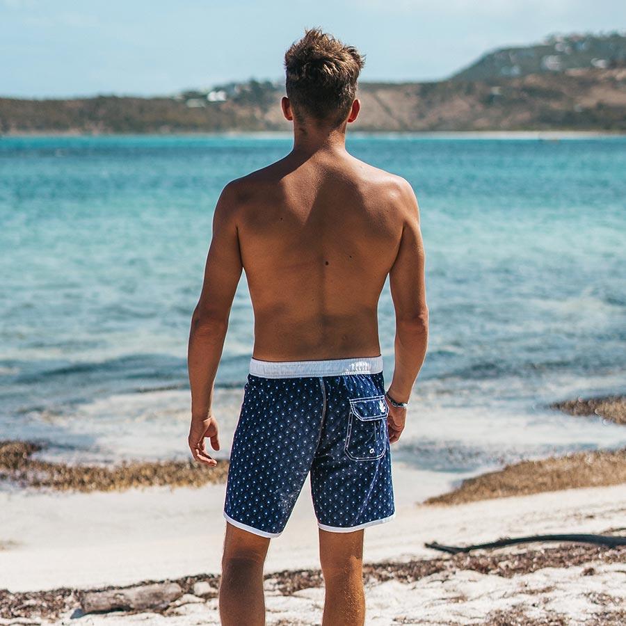 Homme de dos devant la plage en boardshort Saint Jacques logo semi elastique