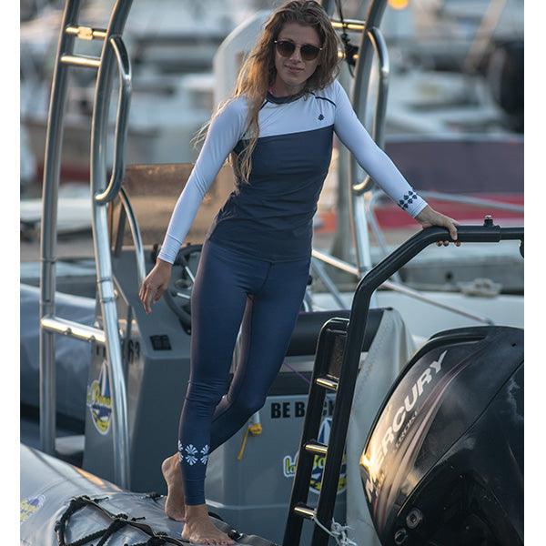 femme de face debout sur un bateau en legging femme anti uv Saint Jacques 