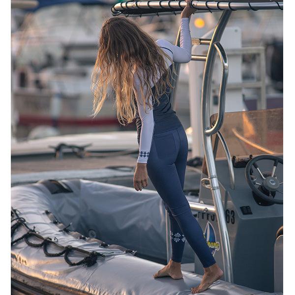 femme de dos debout sur un bateau en legging femme anti uv Saint Jacques 
